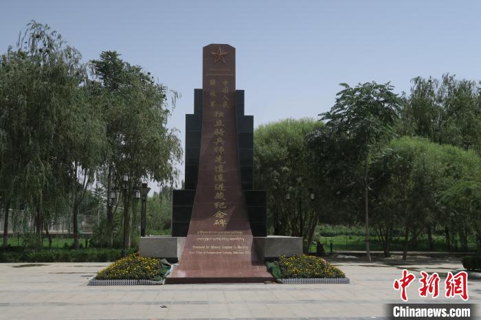 圖為位于于田縣中心的中國人民解放軍獨(dú)立騎兵師先遣連進(jìn)藏紀(jì)念碑?！畛坛?攝