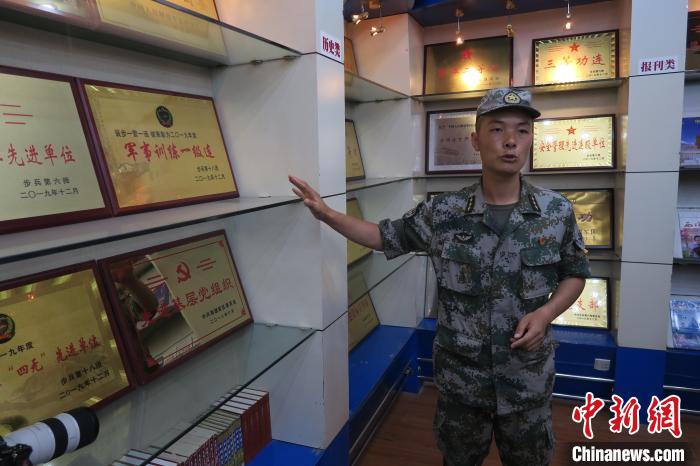 圖為南疆軍區(qū)某合成團(tuán)1連連長齊楠?！畛坛?攝