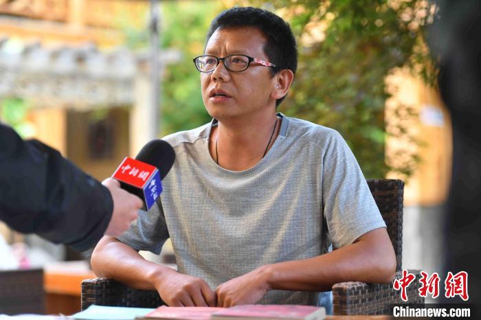 圖為和澗秋接受記者采訪?！⑷疥?yáng) 攝