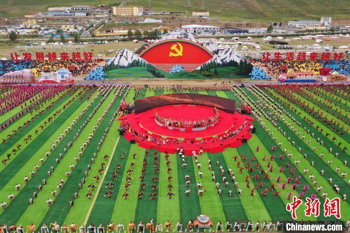 圖為玉樹藏族自治州成立70周年慶祝大會現(xiàn)場。　馬銘言 攝
