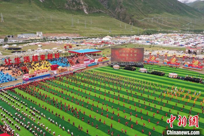 圖為玉樹(shù)藏族自治州成立70周年慶祝大會(huì)現(xiàn)場(chǎng)。　馬銘言 攝