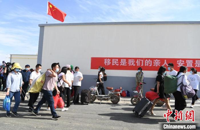 甘肅舟曲地質(zhì)災(zāi)害避險(xiǎn)搬遷見(jiàn)聞:“故土”難離且惜“新居”