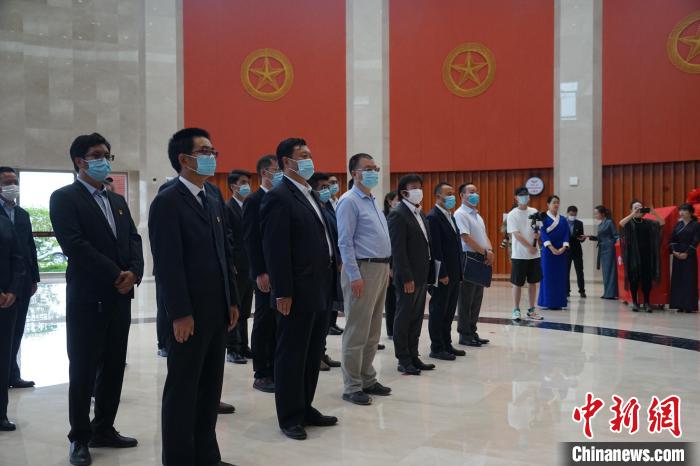 圖為掛牌儀式現(xiàn)場?！∨擞隄?攝