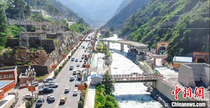 郭達(dá)山隧道進(jìn)口實(shí)況。　康巴傳媒供圖