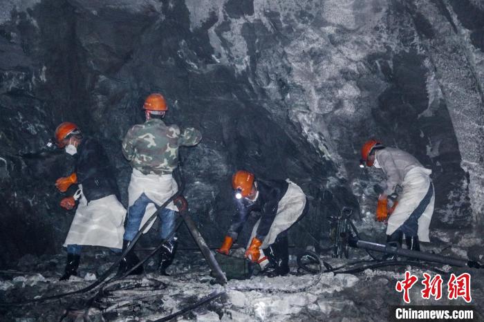 隧道開挖作業(yè)施工現(xiàn)場(chǎng)?！】蛋蛡髅焦﹫D