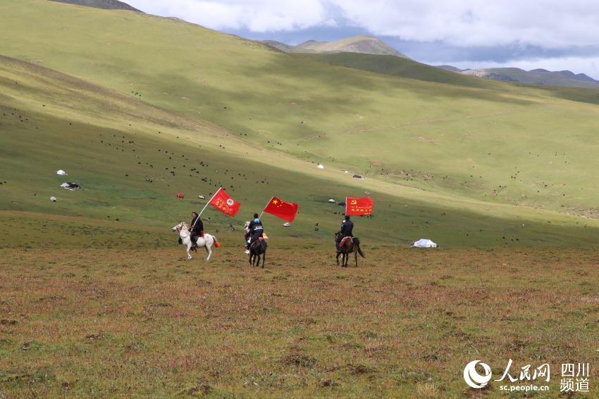 馬背宣講隊。巴登攝