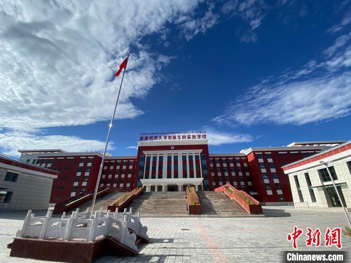 瀾滄江畔開(kāi)出“教育格?；ā保含F(xiàn)代教育和生態(tài)教育并重