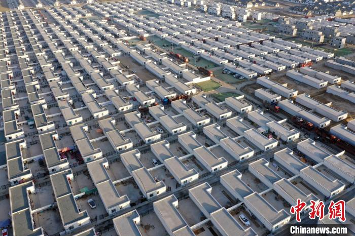 圖為蘭州新區(qū)移民安置區(qū)?！《P 攝