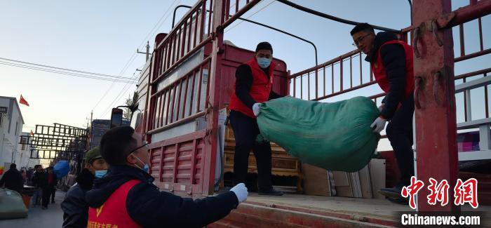 圖為志愿者幫忙搬運(yùn)家具等物資。　魏建軍 攝