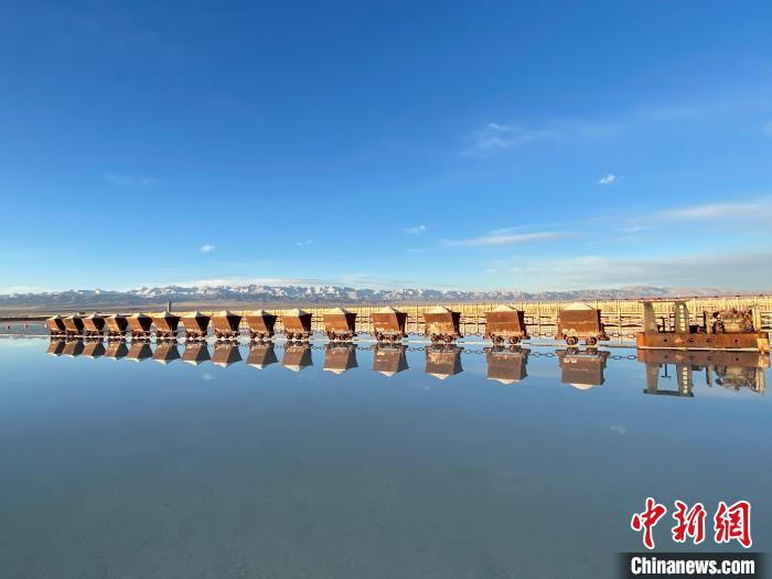 圖為小火車倒影在湖中，湖面如圖明鏡一般?！●R翔 攝