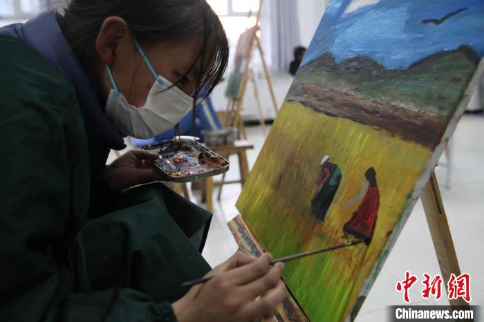 圖為學(xué)生跟著老師學(xué)習(xí)繪畫(huà)。　胡貴龍 攝