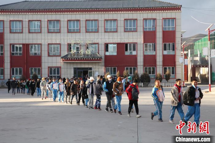 圖為瑪沁縣第一民族中學(xué)?！『F龍 攝