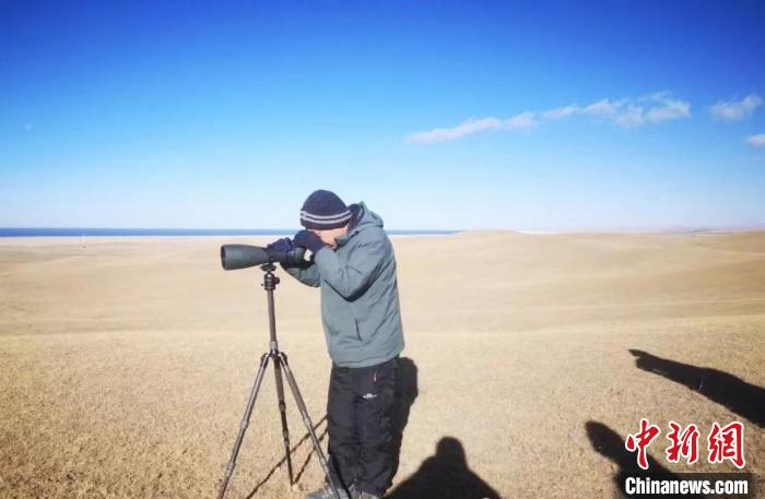 圖為工作人員正在進(jìn)行監(jiān)測(cè)。　青海湖景區(qū)保護(hù)利用管理局供圖