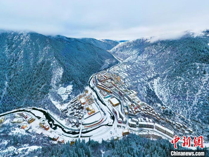 壤塘的雪后美景?！∪捞量h融媒體中心供圖