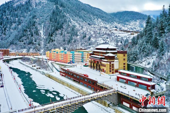 壤塘的雪后美景?！∪捞量h融媒體中心供圖
