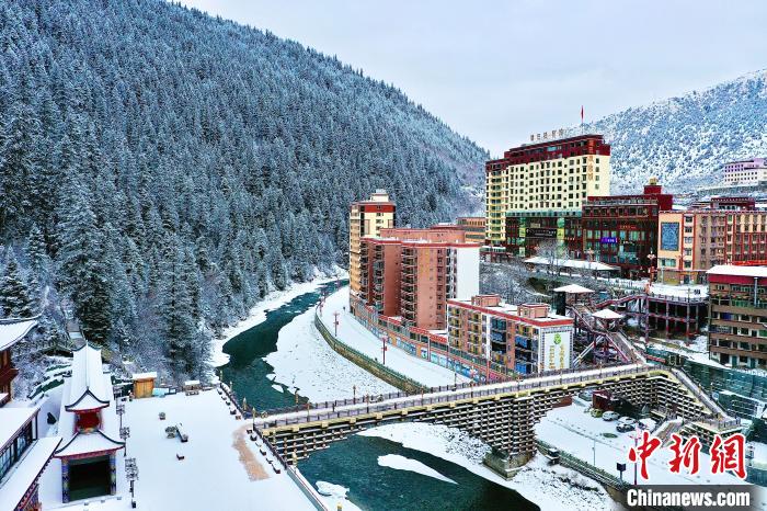 壤塘的雪后美景?！∪捞量h融媒體中心供圖