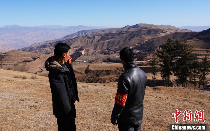 圖為桑杰加(左)和同事望向遠(yuǎn)方?！●R銘言 攝