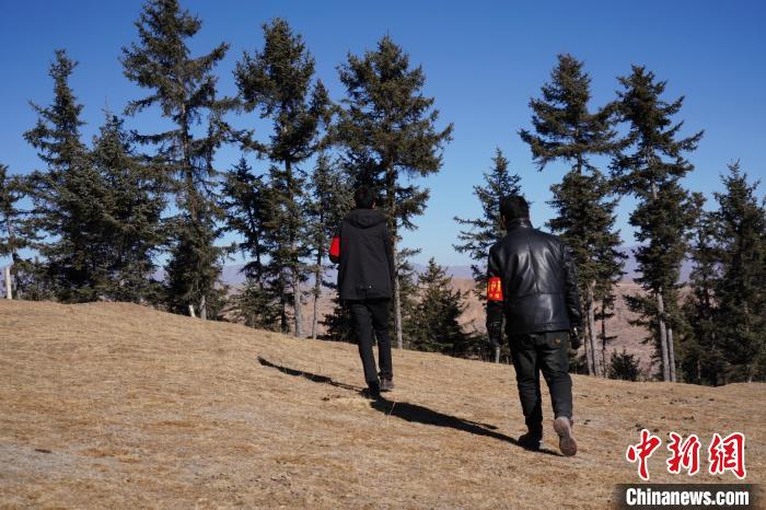 圖為桑杰加(左)和同事巡查林場(chǎng)?！●R銘言 攝