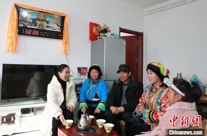 新家是兩層小樓房，一樓布置得充滿現(xiàn)代感，喝著藏式奶茶，一家人聊著今年春節(jié)怎么過?！《∷?攝