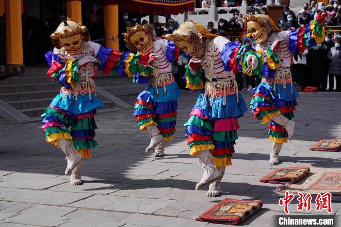 圖為塔爾寺僧侶進(jìn)行“跳欠”儀式?！●R銘言 攝