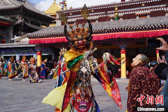 圖為塔爾寺僧侶進(jìn)行“跳欠”儀式?！●R銘言 攝