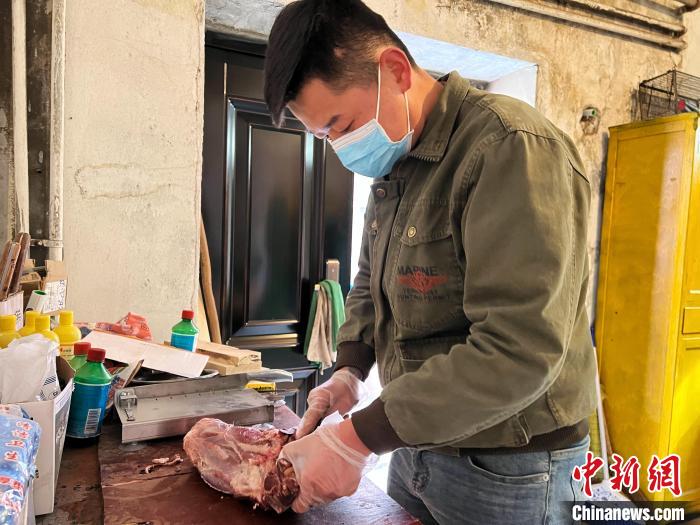 圖為雪豹“奶爸”史壽軍正在準(zhǔn)備投喂雪豹的食材。　馬銘言 攝