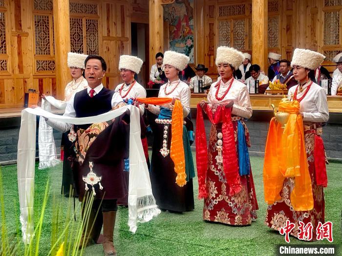 圖為“村晚”現(xiàn)場。　李玉峰 攝