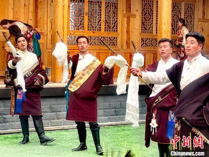 圖為藏族漢子表演節(jié)目。　李玉峰 攝