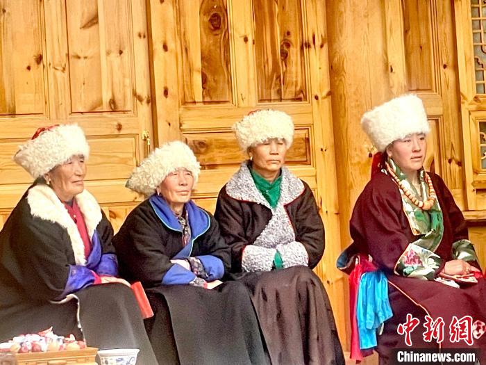 圖為藏族女性觀看“村晚”?！±钣穹?攝