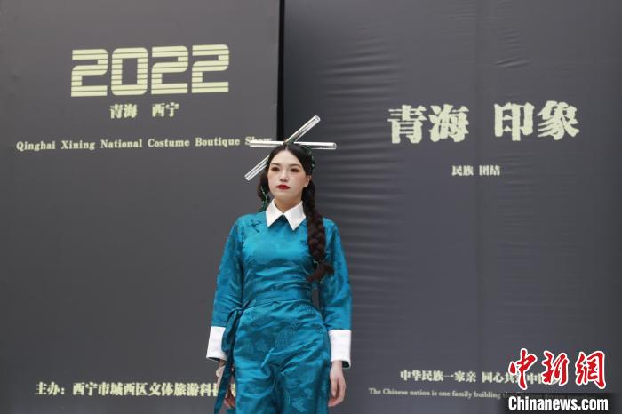 圖為模特展示少數(shù)民族服飾?！●R銘言 攝