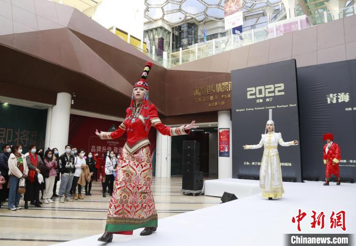 圖為模特身穿民族服飾進(jìn)行走秀?！●R銘言 攝