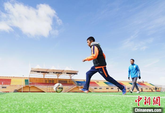 圖為一名男孩運球射門?！●R銘言 攝