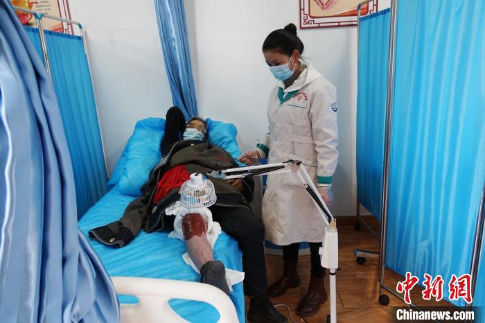 圖為敬老院醫(yī)生用藏藥為老人進(jìn)行治療?！●R銘言 攝