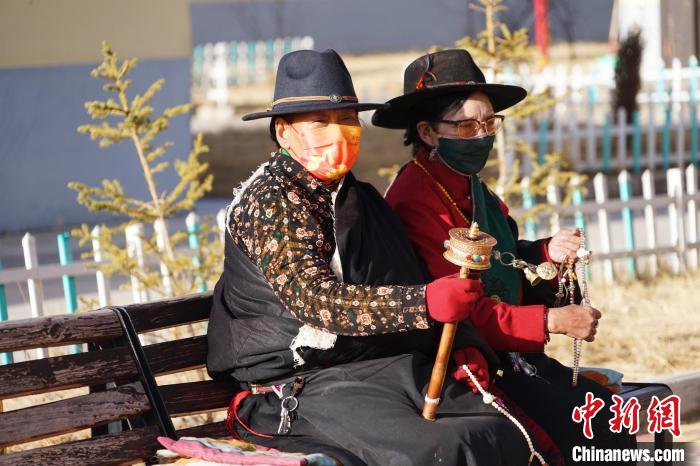 圖為敬老院老人在院內(nèi)曬太陽轉(zhuǎn)經(jīng)桶?！●R銘言 攝