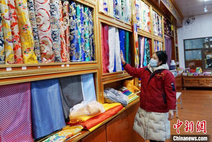 圖為員工清點布匹?！●R銘言 攝