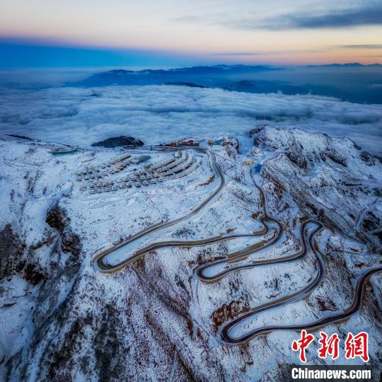 雪后的牛背山山頂和崎嶇的公路?！±顒P 攝