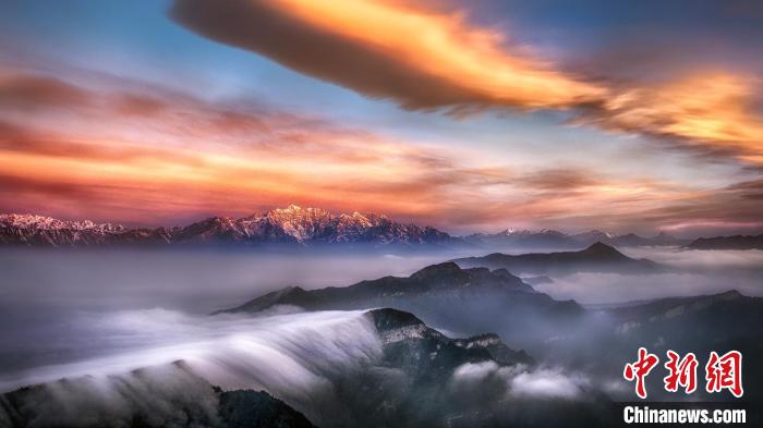 牛背山霞光?！∥挠宴?攝