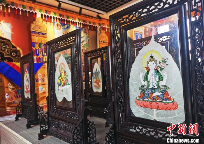 圖為久美尖措創(chuàng)作的藝術(shù)品?！?zhí)砀?攝