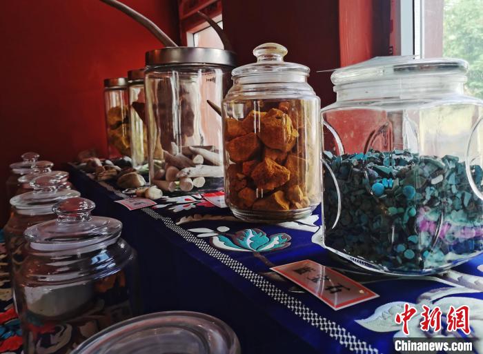 圖為唐卡繪畫礦物顏料展示?！?zhí)砀?攝