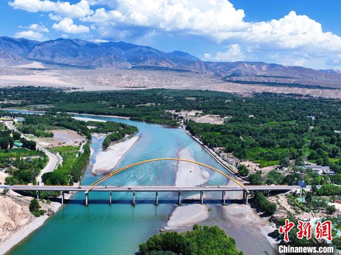 航拍貴德縣黃河岸畔綠意盎然?！●R銘言 攝