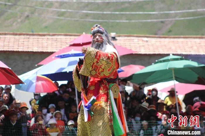 圖為觀眾們觀看表演?！“喱斂h文體旅游廣電局 供圖