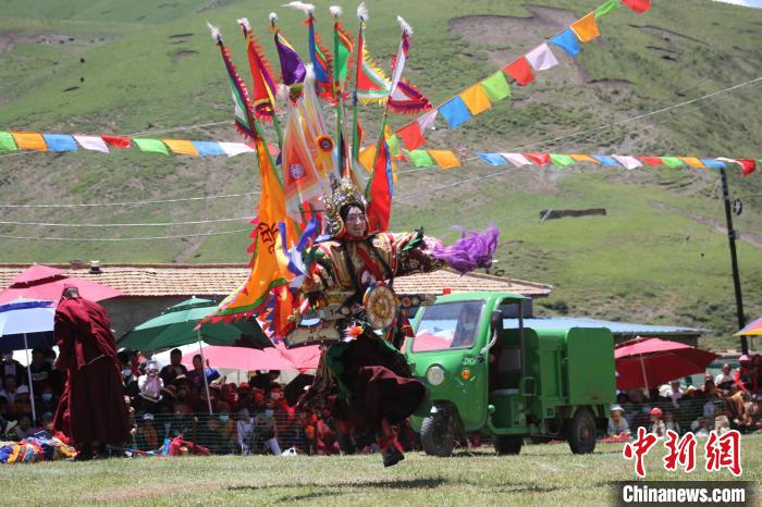 圖為表演現(xiàn)場(chǎng)。　班瑪縣文體旅游廣電局 供圖
