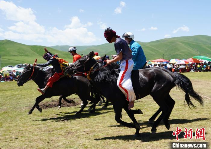 圖為選手進行3000米賽馬比賽。　馬銘言 攝