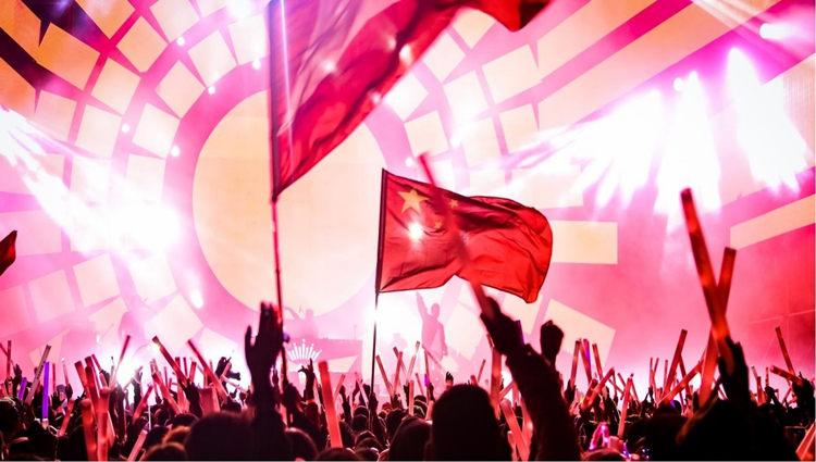 歌迷與歌手互動。阿壩州新聞傳媒中心供圖