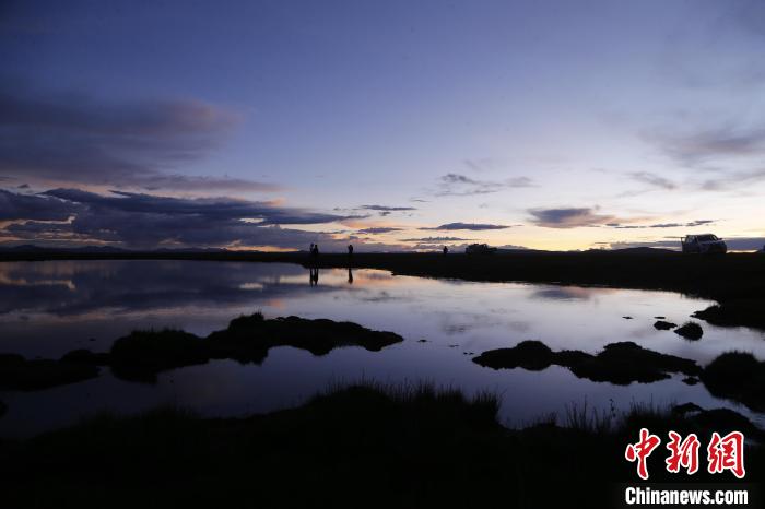 圖為夕陽(yáng)下的查旦濕地。　馬銘言 攝