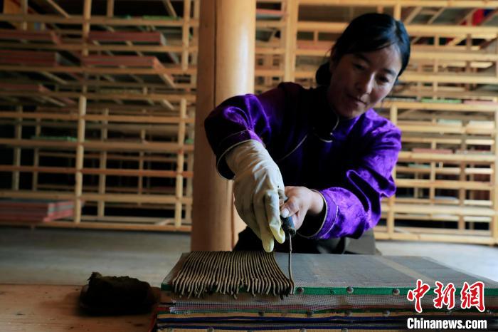 擠壓成香?！⊥趵?攝