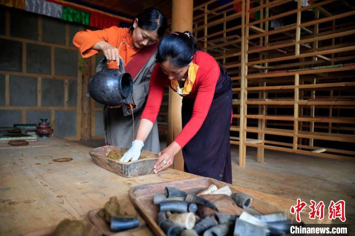 調(diào)合香團?！⊥趵?攝