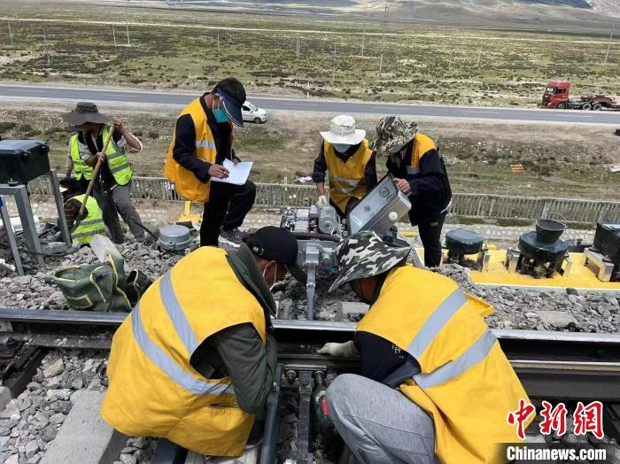 圖為青藏鐵路基礎(chǔ)設(shè)施“升級換代”施工現(xiàn)場?！‖F(xiàn)場作業(yè)人員供圖