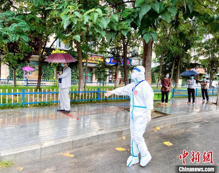 高原小城青海尖扎抗疫見聞：柔肩亦可擔(dān)重任，夫妻檔聞令而動