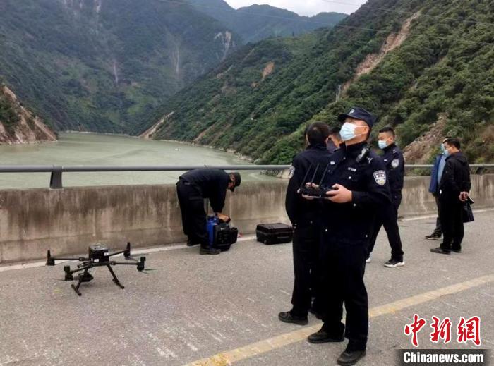 民警組成的搜尋隊(duì)利用無(wú)人機(jī)在震區(qū)開(kāi)展空中巡查?！「首沃莨簿止﹫D